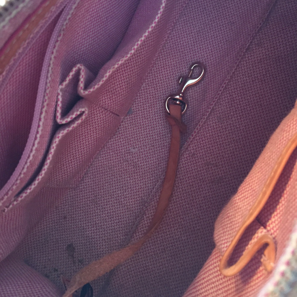 {Dooney & Bourke} Signature Barrel Bag w/Charm - Picture 6 of 7